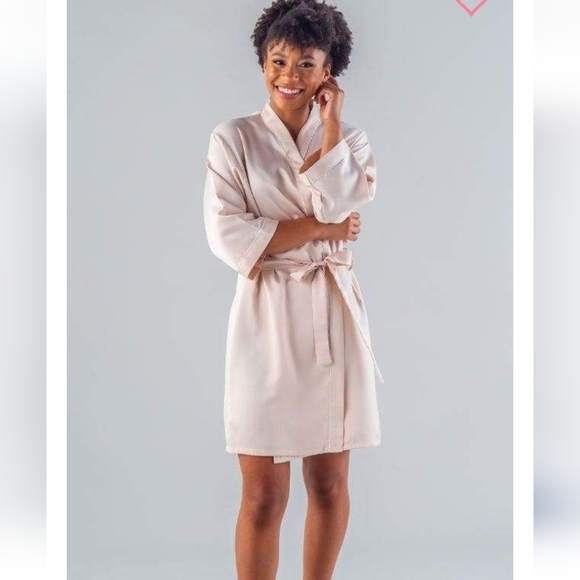 Womens One Size lightweight Satin Robe in Champagne - Picture 1 of 9